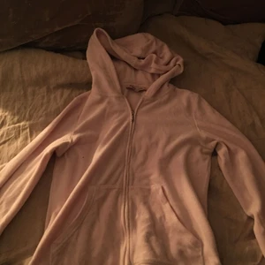  - Säljer min fina och mysiga hoodie från juicy couture i färgen ljusrosa. Köpt i London för några år sedan. ( alltså äkta )  Storlek: S/M   Nytt pris : 1000 Mitt pris : 450