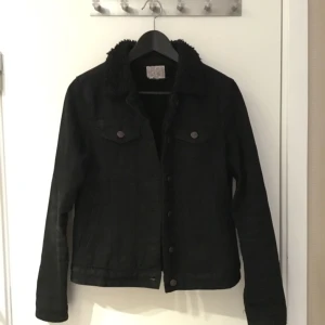  - Svart fodrad jeansjacka! Sparsamt använd! Bra skick! Köpt på carlings! Köparen står för frakten✨