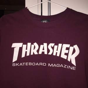 Jättefin vinröd t-shirt från thrasher(äkta) Första bokstaven har blivit lite spräcklig men annars inga fel(syns på sista bilden)