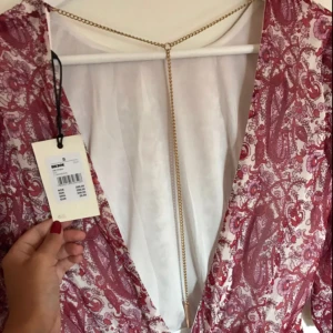  - En fin sommarklänning från Bik bok. Den är helt oanvänd och prislappen sitter kvar✨ 