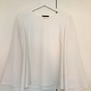  - Jättefin vit blus i lite tjockare material från omtalade märket Stylein, dyr i inköp. Knappt använd! 