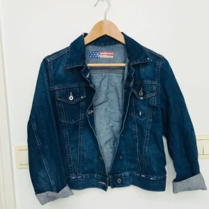  - Punkig jeansjacka med tryck på ryggen köpt på second hand. 