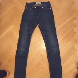  - Acne jeans i nyskick 