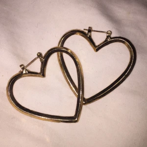  - Aldrig använda guldiga örhängen ifrån ASOS. 