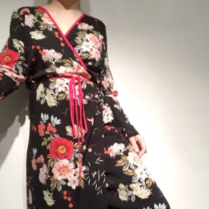  - Fin kimonoklänning. +35 för frakt 