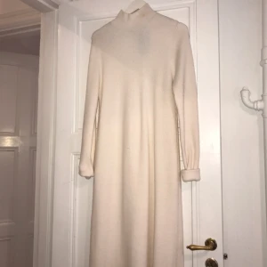  - Stickad långklänning från Zara, aldrig använd av mig men har slitage från butik då den såldes under rea-period. 
