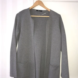  - Kofta med lite tjockare material och fickor från ginatricot, strl S!