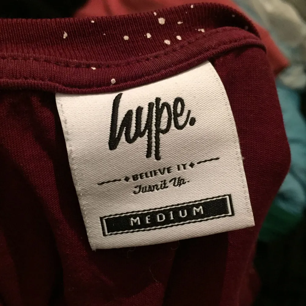 Oanvänd T-shirt från Hype. Org pris 399. Köparen står för frakt 50kr. Hoodies.