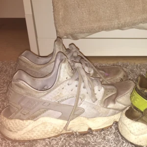  - Gråa Huaraches, väldigt sköna men lite små i storleken så passar en 38a bättre!