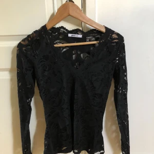  - V-ringad, ”figursydd” spetströja från Gina Tricot, endast testad hemma men aldrig kommit till användning. Köparen står för frakt 😊 skriv om du har någon fråga eller vill se fler bilder.