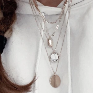 Halsbands sett🤍 - Ett halsbands sett med olika halsband som passar till i stort sett allt🤍 super fina och lite classy enligt mig✨ färgen syns bäst på andra bilden, frakt till kommer på 22kr