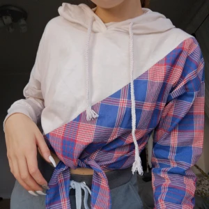 Hoodie  - Säljer en jätte fin vintage hälften hälften hoodie💕aldrig använt och därför inga skador. Frakt ingår inte men då du vissa intresse tar ja reda på en rimlig fraktsumma! 