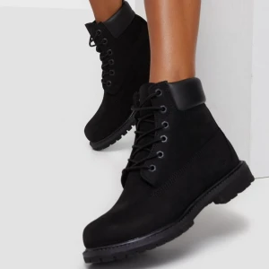 Svarta Timberlands, 38 - Säljer mina svarta klassiska Timberland skor då de inte har kommit till så mycket användning. Skorna är använda ett fåtal gånger (max 20 gånger) och är i mycket gott skick. Har ett litet sträck och en prick, men som knappt syns på ena skon  Nypris: 1 999 kr Storlek: 38 (står ingen strl men jag är en 38:a och de passar mig) Färg: Svarta Material: Äkta skinn   ---------------------------- - Köparen står för frakten  - Om du har frågor eller önskar fler bilder är det bara att höra av dig!