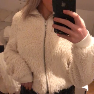 Teddy tröja/ jacka - En jätte fin vit Teddy tröja eller jacka som är jätte skön men även trendig!❤️endast använd fåtal gånger, skriv till mig vid intresse och frågor❤️