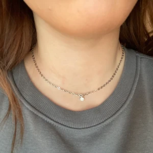 Silvrigt halsband - 🤍Silvrig smal kedja med en liten kristall🤍 Notera att detta sitter lite tajtare runt halsen än vad de andra gör🤍 I lager: 1 st🤍Självklart kan jag göra fler, men då blir leveranstiden lite längre🤍 60 kr inkl frakt🤍