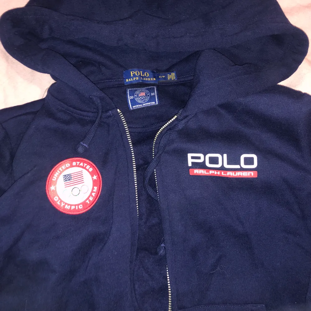 Polo ralph lauren hoodie storlek S, fint skick! Mörkblå. Köpte den i new york för ca 1000. Hoodies.