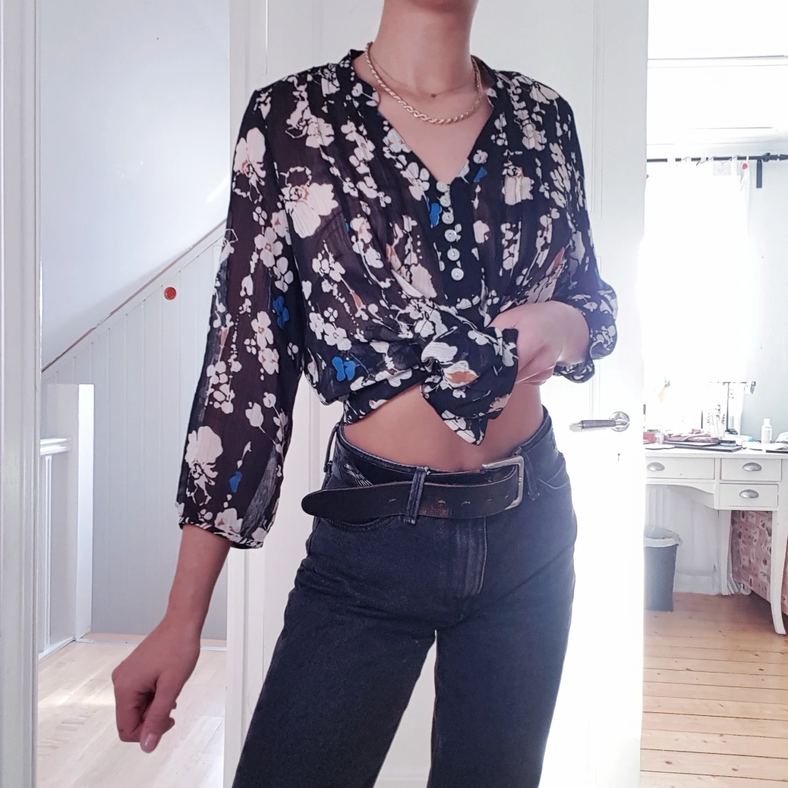 Svart blommig blus - 90