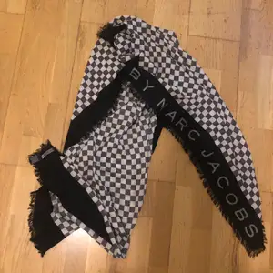 En jätte fin scarf som passar till allt, köpte den i Norge förra året. Har haft den 10tal gånger. Köparen står för frakt 