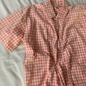 Rutig skjorta. Vintage. - En vintage rutig kortärmad skjorta i storlek 36. Perfekt skick! 🍄🧚🏽🍇🌾🍃🎵🐚