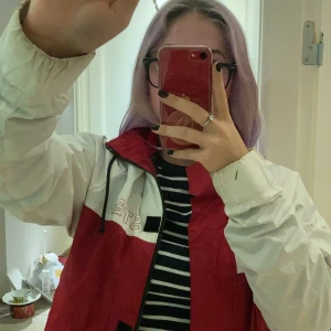 Hollister Vindjacka - Köpt för 700kr förra året och knappt använd, vindjacka, smutsig vid båda handlederna men tvättas såklart innan den fraktas! Jätte fin och lagom varm men har köpt en ny så måste sälja denna. Köparen står för frakten.