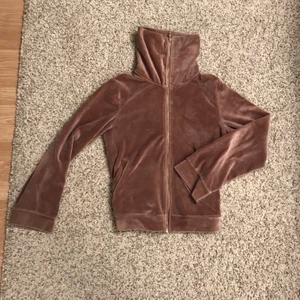 Tröja  - Jätteskön sammets tröja från Lindex i vacker brun-beige färg med breda muddar. Skriv för fler bilder/mer info 💘 (se min andra annons för fler bilder) 