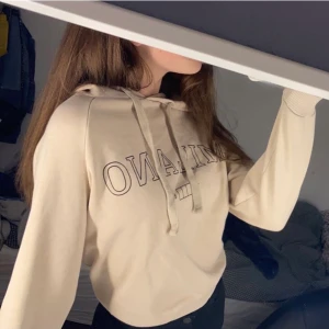 Hoodie - Hoodie ifrån Gina (köpt för typ 2 år sen). Lite vintage känsla🤎 STOR luva, storlek xs 
