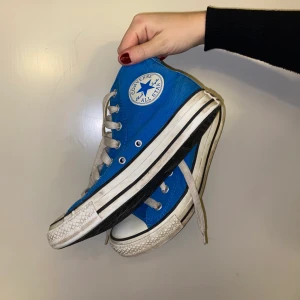 Blå converse  - Blå snygga converse i 37,5