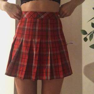 Rutig kjol från HM. Supersöt, säljes pågrund av att den inte används längre. Frakt inräknat i priset 