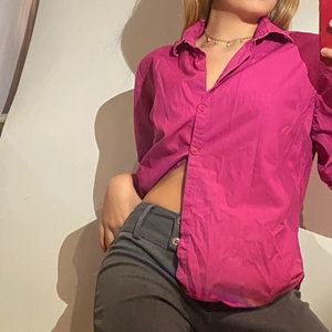 Cerise skjorta - Jättefin cerise skjorta från Blu di Blu i stl L ! Trekvartslånga ärmar som är sydda som uppvikta (se bild 3)