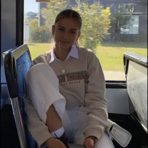 Långärmad button up tröja  - Långärmad vit botton up tröja med krage. Skitfin under en sweatshirt! Aldrig använd!! Stl M 