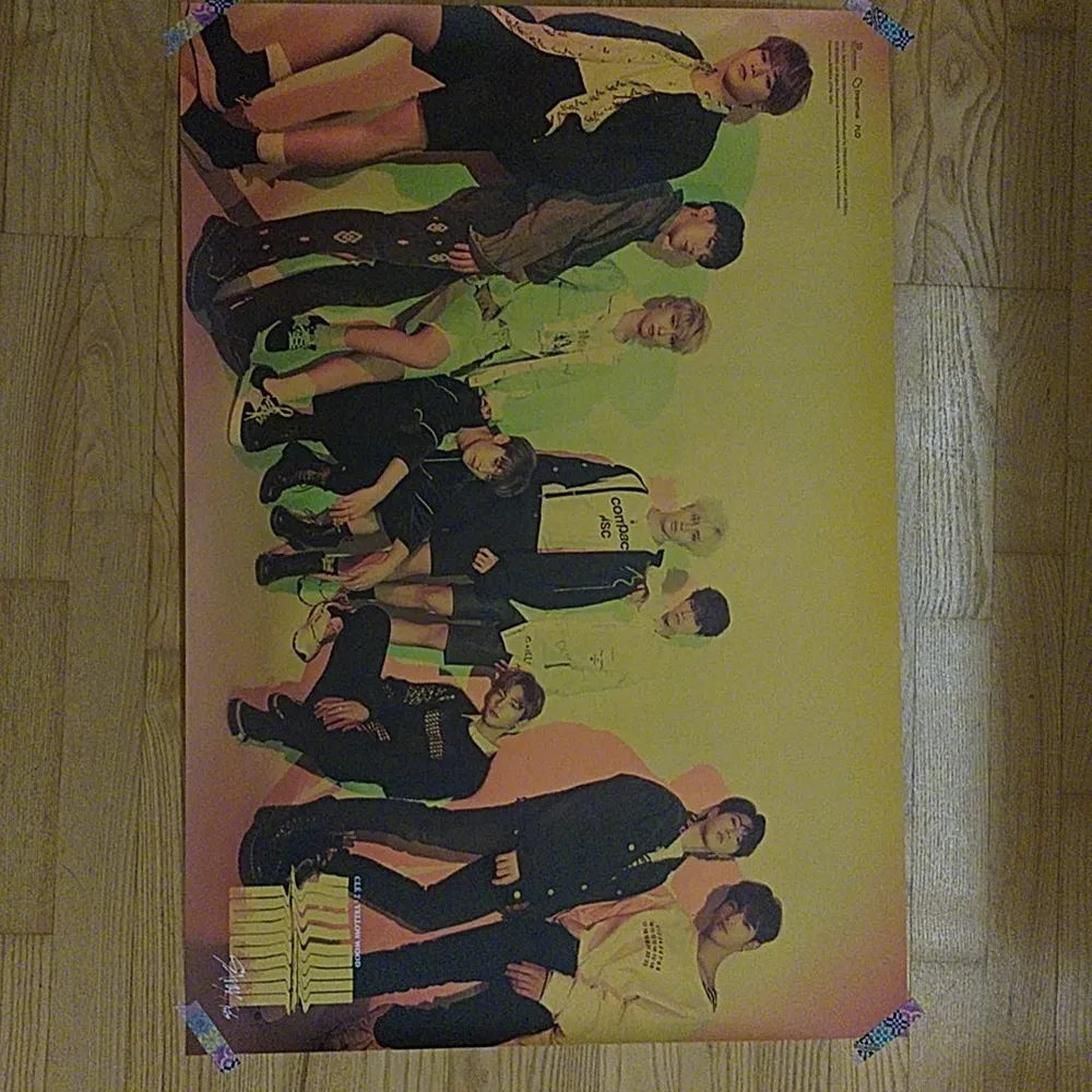 En stray kids affisch som jag fick med ett album, den är gul och orange. I jättebra kvalité. Priset bestämmer vi tillsammans och det är bara att fråga om det finns något du undrar❣. Övrigt.