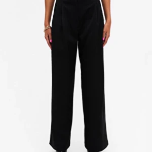 Kostymbyxor - Säljer dessa fina kostymbyxor från monki då de blivit för stora! Nypris 300! Köparen står för frakten❤️