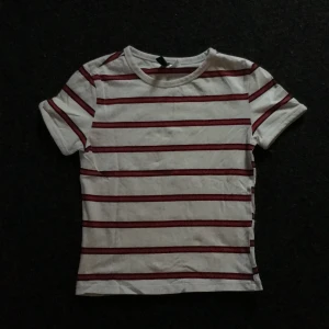 Randig tröja - Köpte den här fina tröjan i somras från bikbok och Säljer den nu för har ingen användning. Priset är 50 + frakt❤️