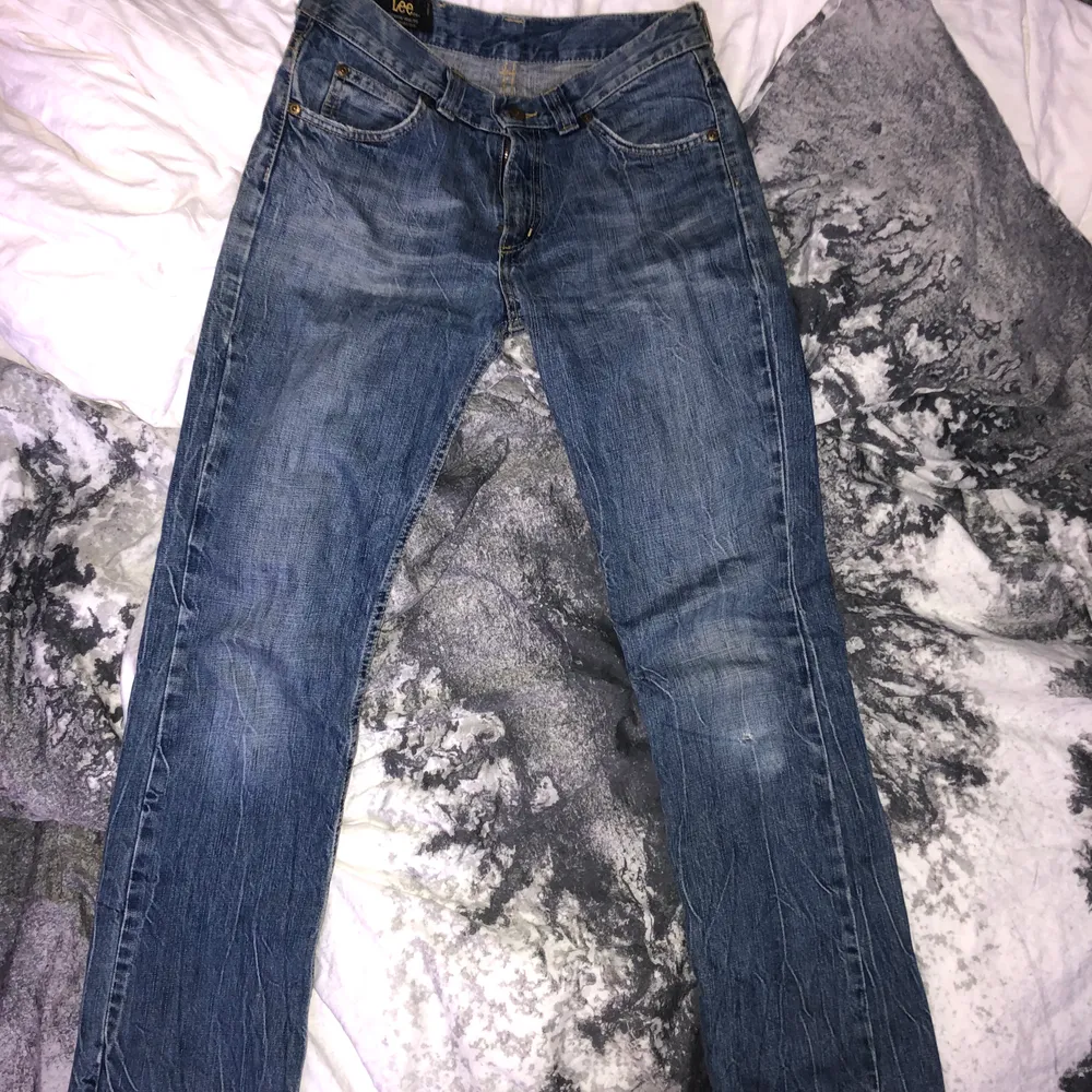 Fina blå lee jeans köpta second hand för ett tag sen! Kan inte hitta storleken men dom sitter som s. Köparen står för frakten<3. Jeans & Byxor.