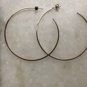 Stora loops - Stora loops, använda med i fint skick. Frakt ingår 💗