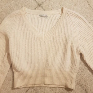 Mjuk stickad crop top - Världens mjukaste croppade tröja från Urban. Den är tightare nedtill och luftigare upptill vilket ger en jättefin form! Otroligt skön! Den här en liten fläck vid midjan men den försvinner antagligen med fläckborttagning!