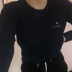 Tröja från bondelid - Säljer denna fina nästan aldrig använda tröjan ifrån bondelid. Passar både S och M skulle jag säga. 