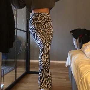 Zebra byxor - Supersnygga byxor/leggings i zebra print med slits nertill. Helt nya och endast prövade, råkade köpa två par (från shein). Storlek XS men funkar även på mig som är S/36 och 165 lång.