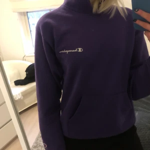 Lila champion hoddie  - En jättesnygg och jätteskön championhoddie i lila. Skulle säga att den är i storlek S. Säljer för 100kr och köparen står för frakten!