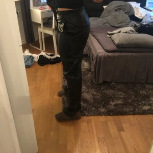 Baggy ”skinn” brallor - Så härliga byxor från zara, sitter sp snyggt och löst🥰