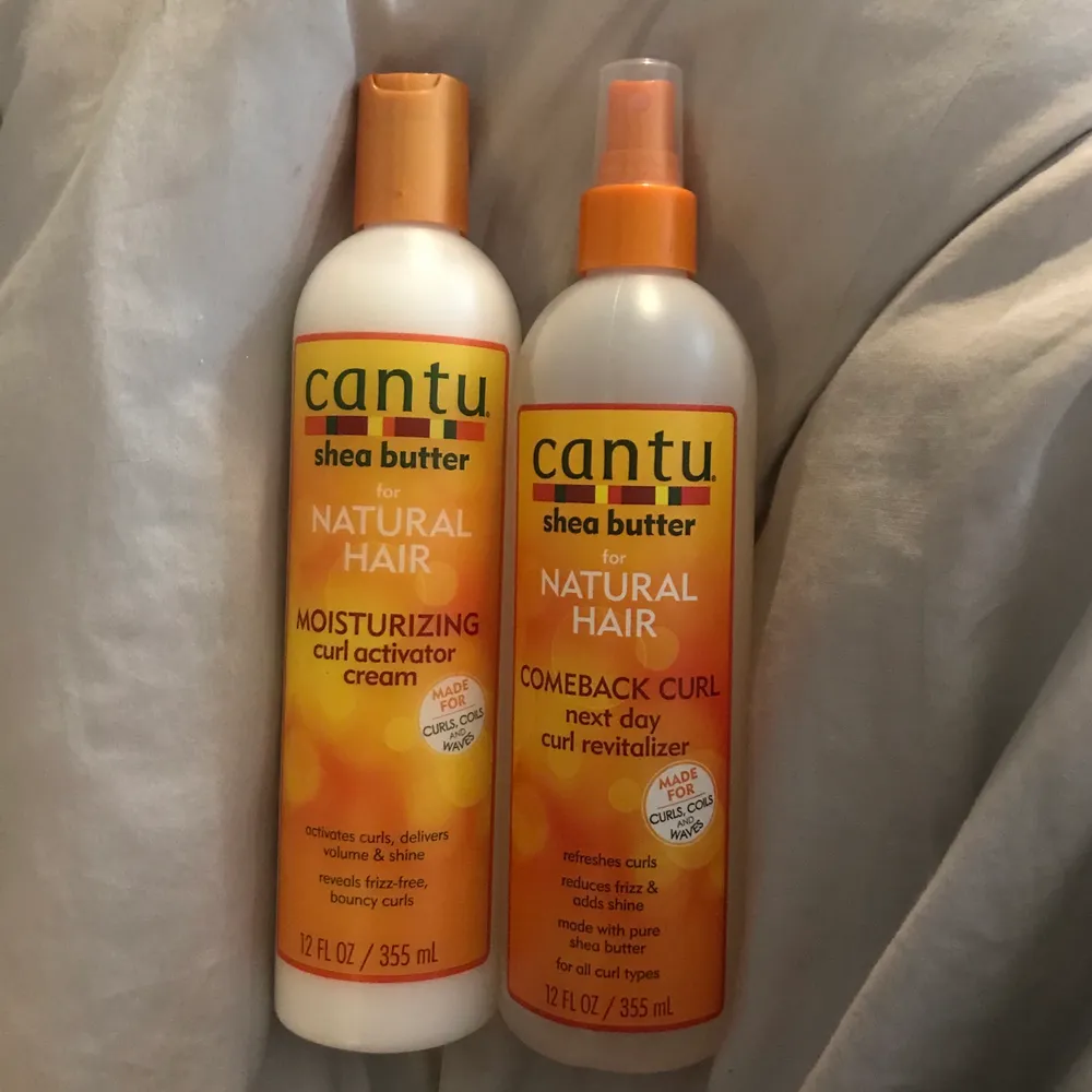 Två oanvända hårprodukter från Cantu. Båda produkterna kan användas för lockigt hår eller för att få mer lockar i håret. 95kr styck. 170kr för båda. 🥰💕  Moisturizing curl activation cream är såld.💕. Övrigt.