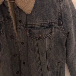 Levis jeans jacka  - Andvänd fåtal gånger max 3-5 gånger,, fodrad insida,, pris kan diskuteras 