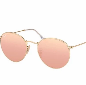 Ray-ban round - Äkta Ray-ban i modellen round med rosé/rosa spegelglas och guldiga bågar. Köpta på synsam, originalförpackning, fodral, putsduk osv kommer med. Bra skick, endast använda ca 3 gånger. Frakt tillkommer. Nypris: ca 1600kr 