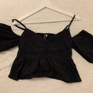 Svart topp - Fin svart topp med ärmar off shoulder