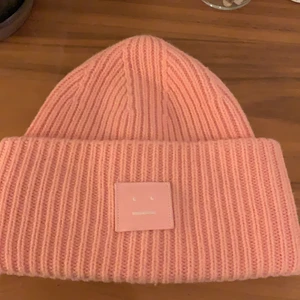 Acne mössa - Super bra skick, endast använd fåtal gånger🥰 Säljer pågrund av passar inte i rosa:((  köparen får stå för frakten själv eller mötas upp💓💓