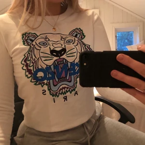 Kenzo tröja - Jag säljer min jättesnygga kenzo tröja som tyvärr inte kommer till användning:( änvänt 1 gång. Köpt för 2200kr men börjar budet på 900kr. Kontakta mig här om du har frågor eller vill ha fler bilder🥰 strl S.