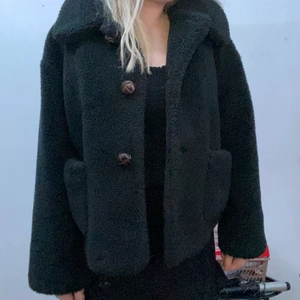 Teddyjacka Zara - Supermysig och söt teddyjacka från Zara. Storlek M. Bra skick. Fungerar jättebra till en mild vinter och kallare vår/höst