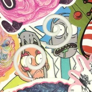 Vita Silikon Töjningar 2mm - Ett par vita sterila 2mm spiraler i silikon. Provade en gång och säljer pga att jag köpte fel storlek. Köpta på Woodooland för 200kr och säljer nu för 90kr + frakt:) Vill man bara köpa en? 40kr + frakt:)