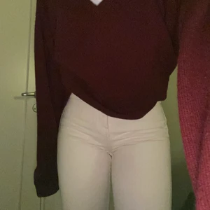 jeans - säljer dessa beiga jeans från pull and bear. de är långa och har en as najs slits. säljer då de är för små för mig. skriv i dm vid frågor🥰