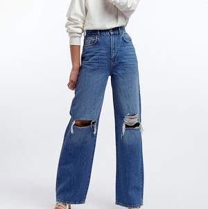 säljer mina jeans från Gina tricot. storlek 34. de är endast använda ett fåtal gånger och jag säljer de pga att de är för stora. nypris 599kr och jag säljer för 250kr+ frakt eller högsta bud